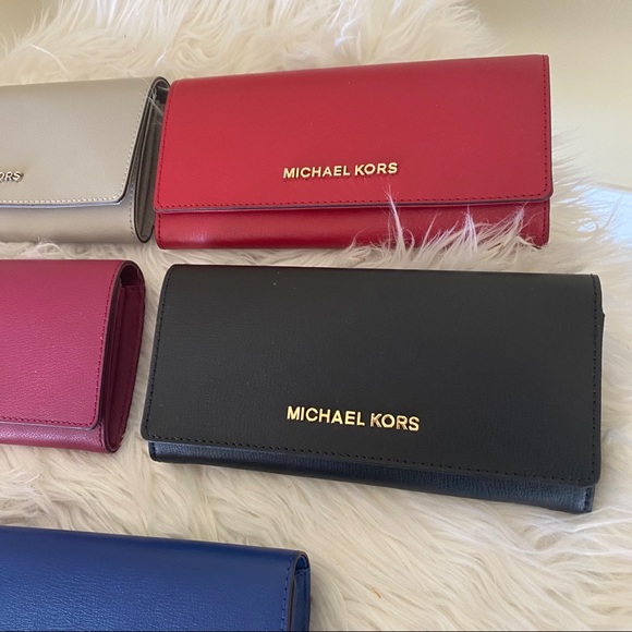 Michael Kors Handbags - Michael Kors large carryall wallet clutch